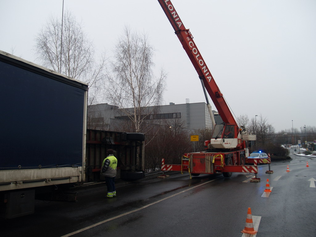 LKW Anhaenger umgekippt Koeln Niehl Geestemuenderstr Industriestr P26.JPG